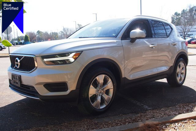 Used 2020 Volvo XC40 T4 Momentum image 1