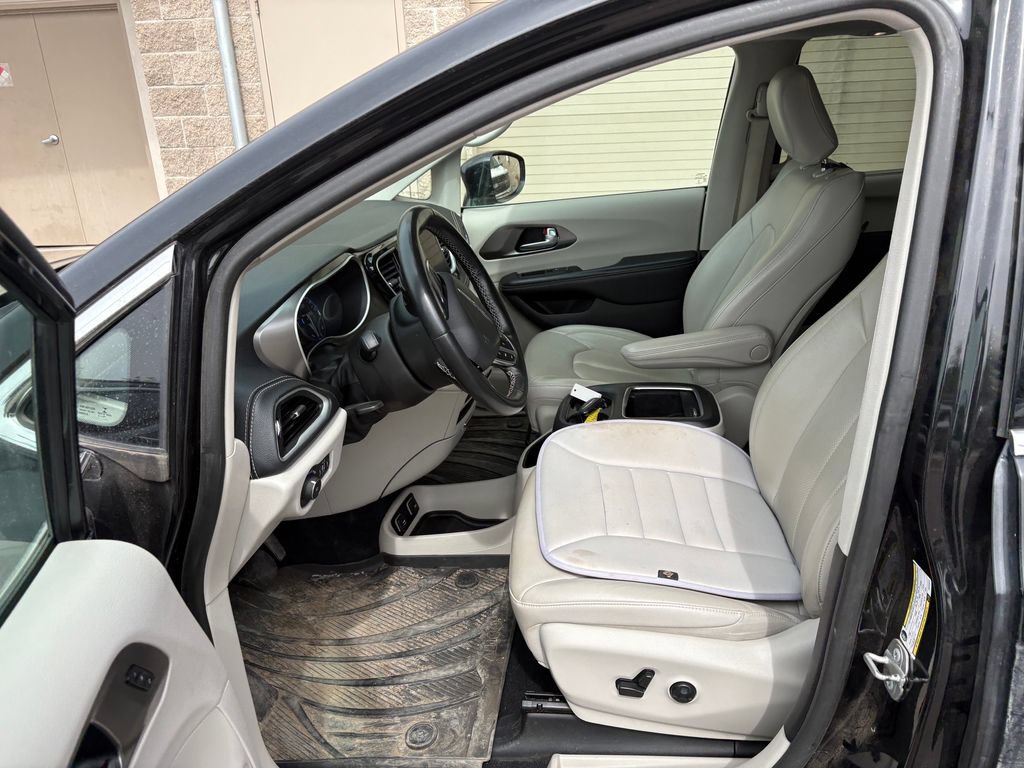 Used 2021 Chrysler Pacifica Touring-L AWD/4WD image 16