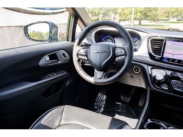 Used 2025 Chrysler Pacifica Limited FWD image 13