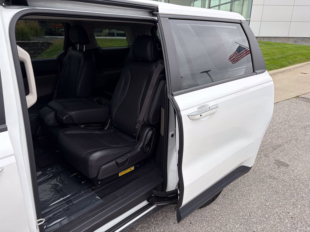 Used 2025 Kia Carnival FWD image 15