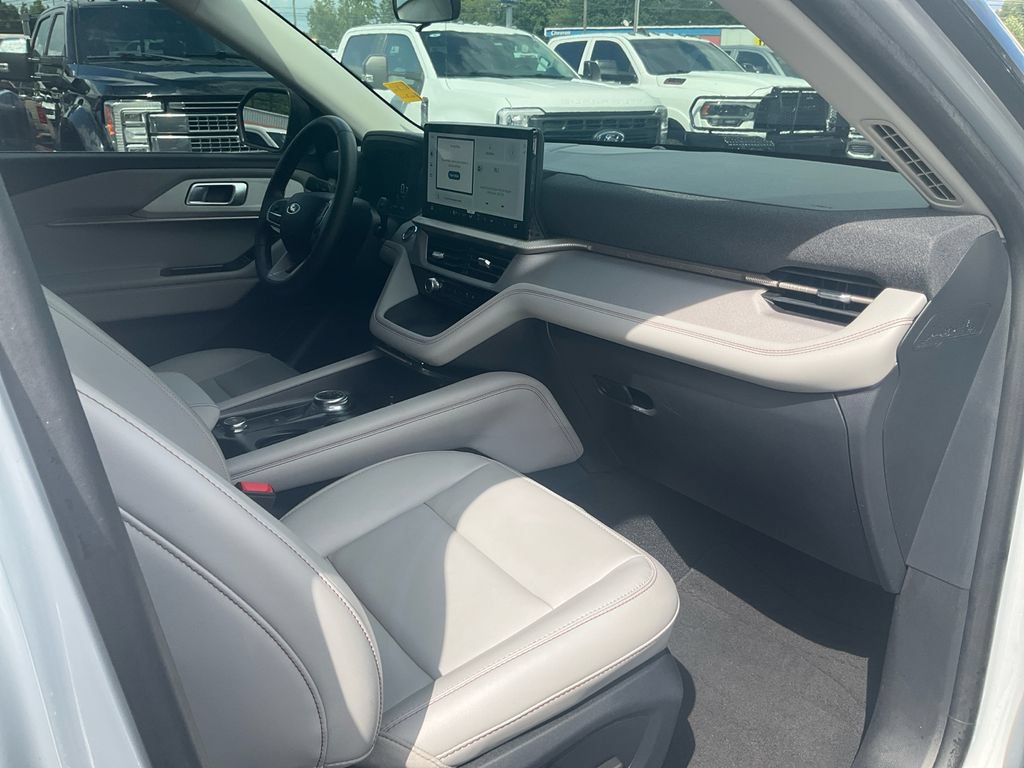 Certified 2025 Ford Explorer Active w/ Active Comfort Package AWD/4WD image 11