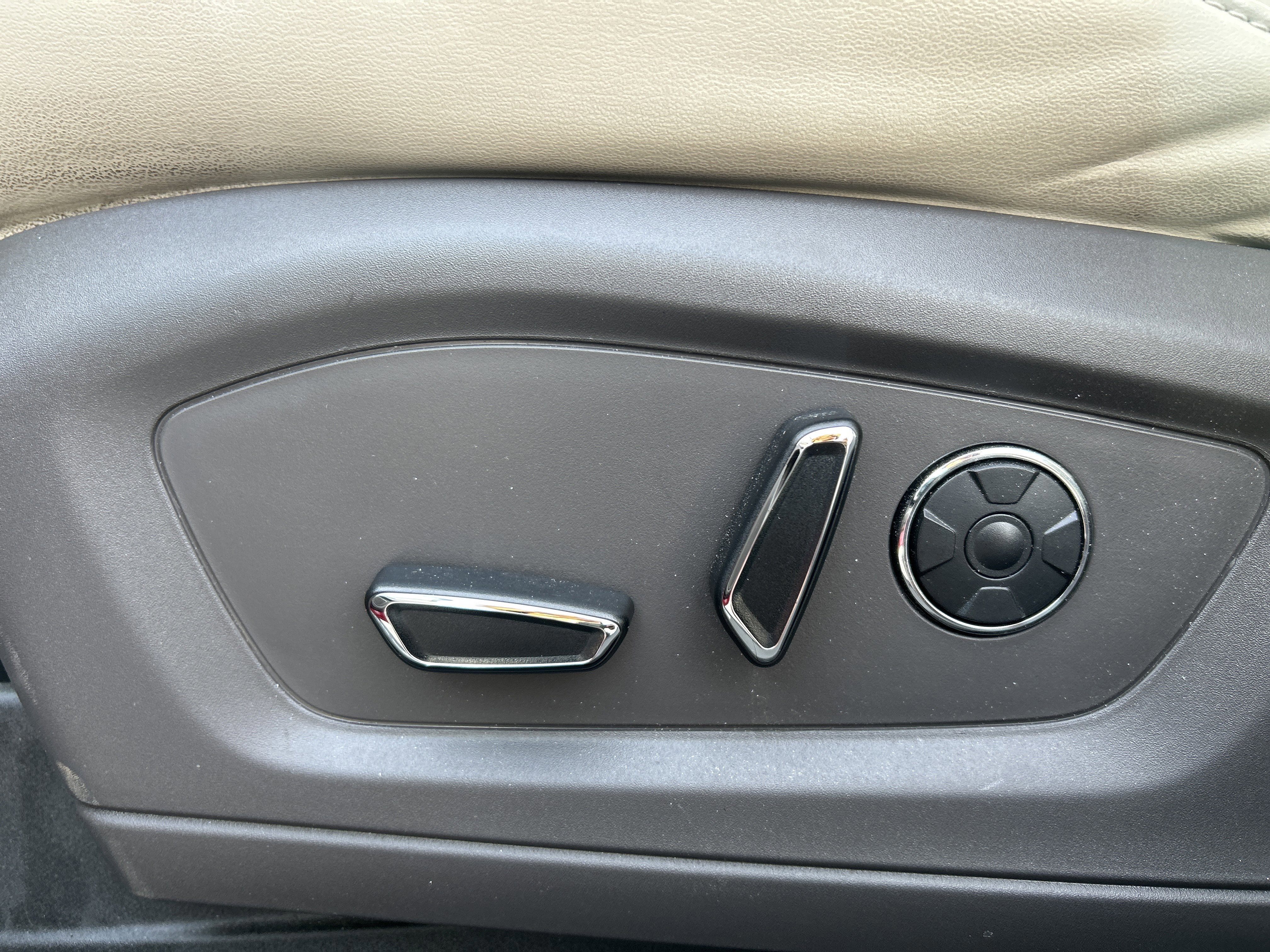 Certified 2020 Ford Explorer Platinum w/ Premium Technology Package image 13