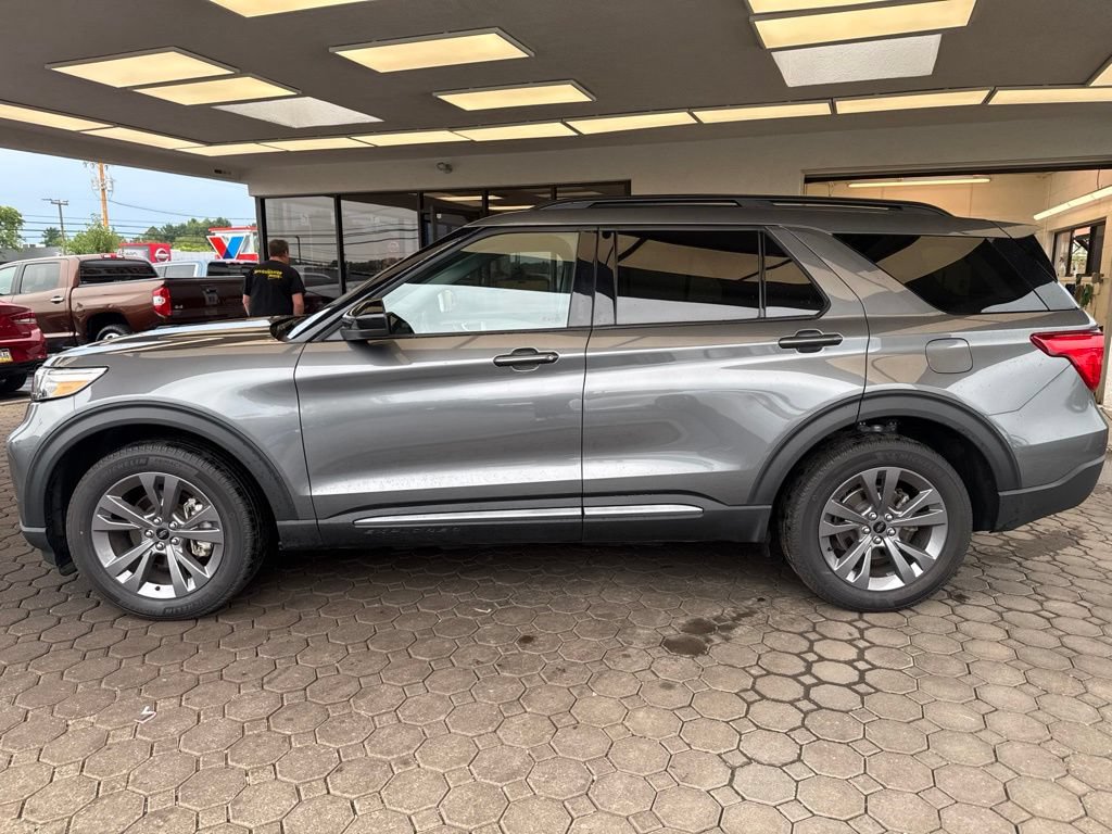 Certified 2024 Ford Explorer XLT w/ Equipment Group 202A AWD/4WD image 9