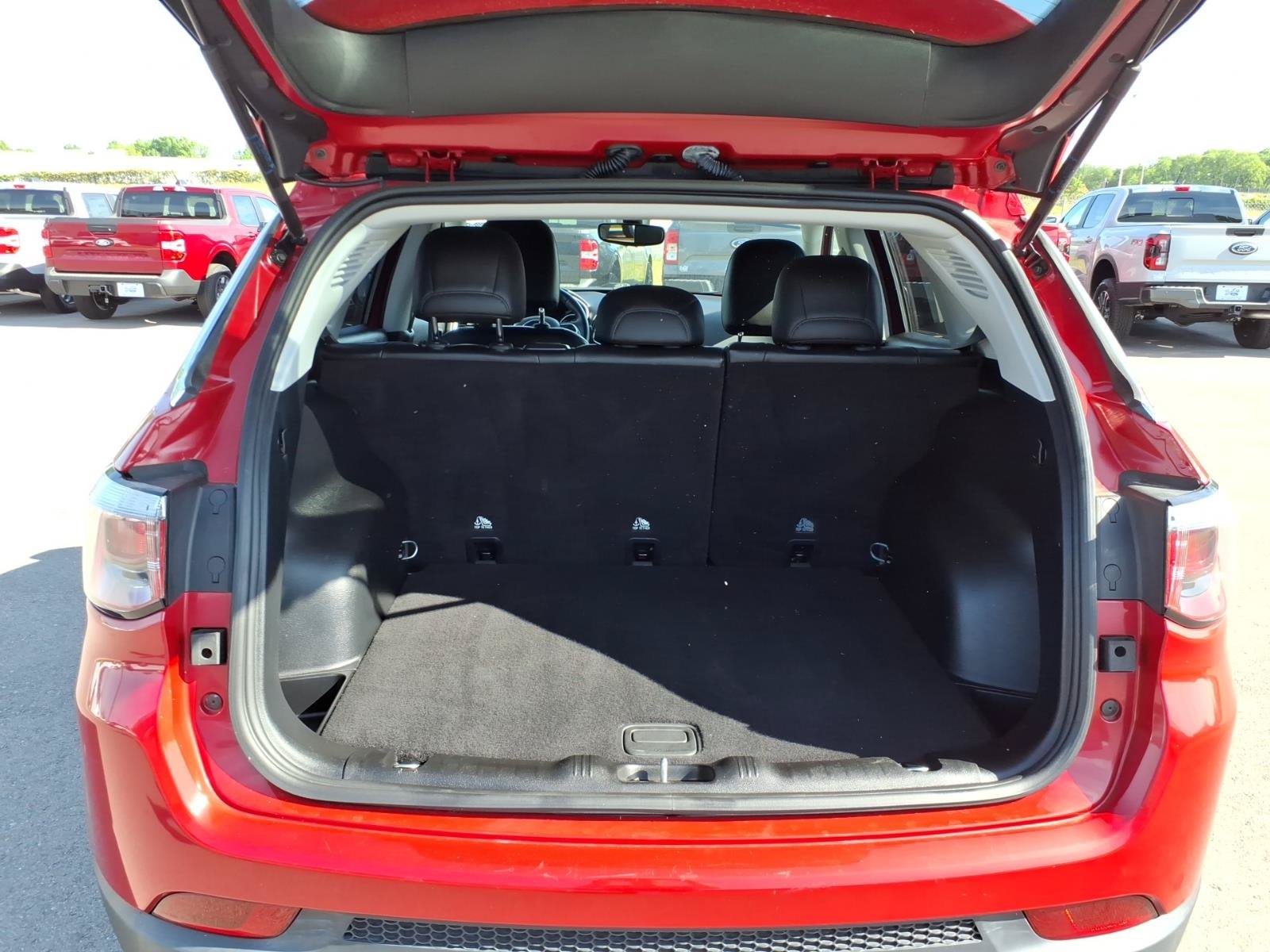 Used 2019 Jeep Compass Latitude FWD image 10