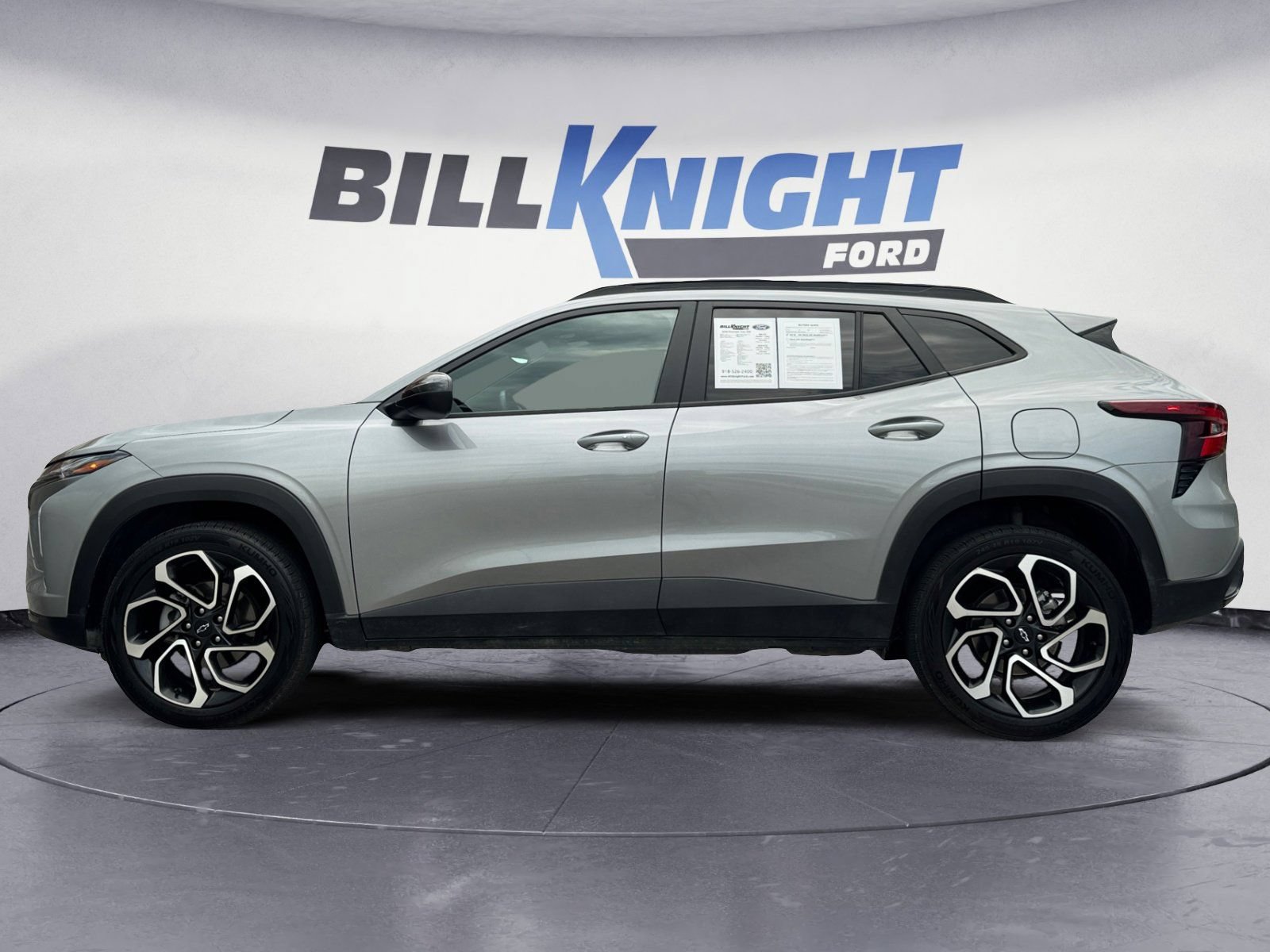 Used 2025 Chevrolet Trax RS FWD image 2