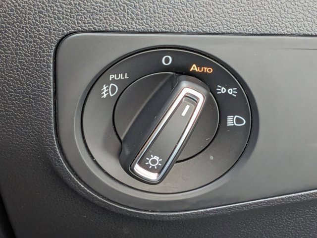 Used 2018 Volkswagen Tiguan SEL w/ R-Line Package image 18