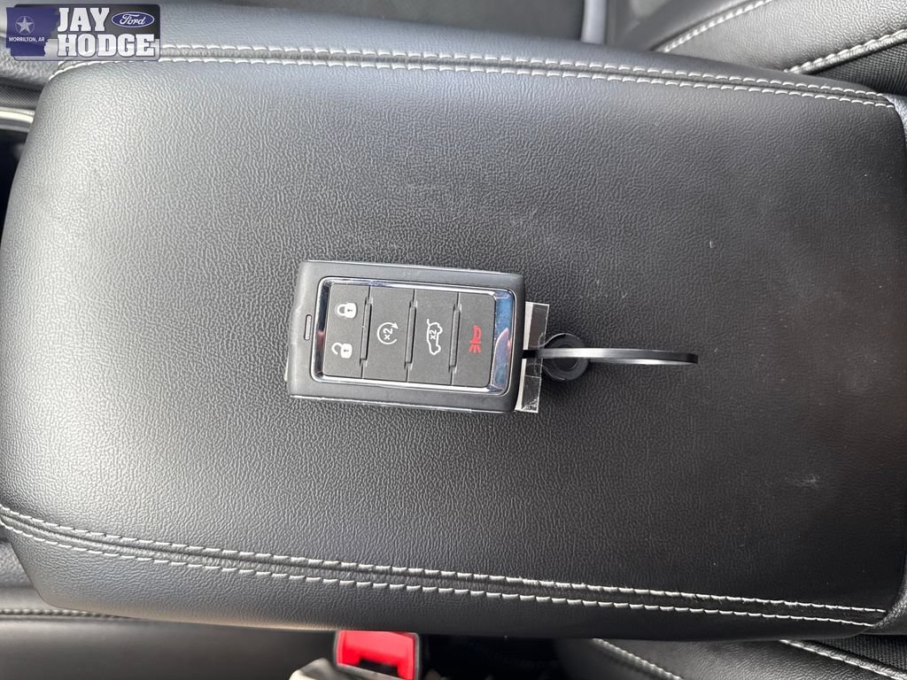 Used 2025 Jeep Grand Cherokee Altitude RWD image 12