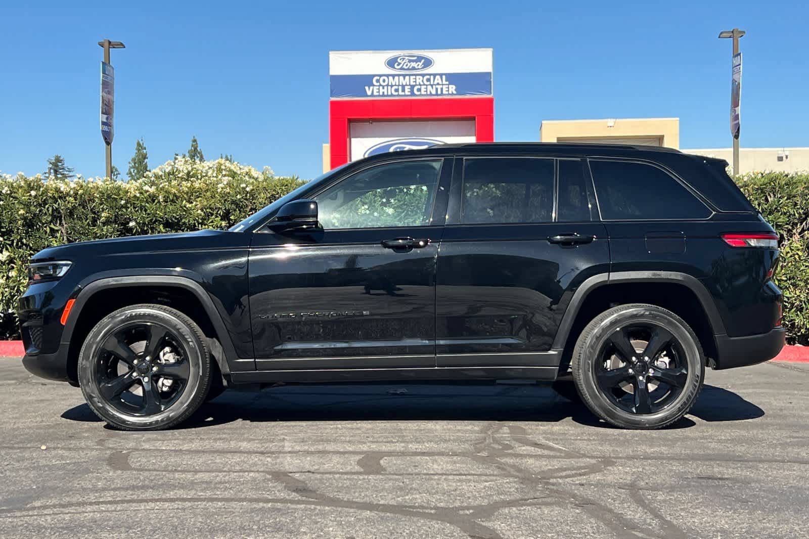 Used 2023 Jeep Grand Cherokee Altitude AWD/4WD image 5