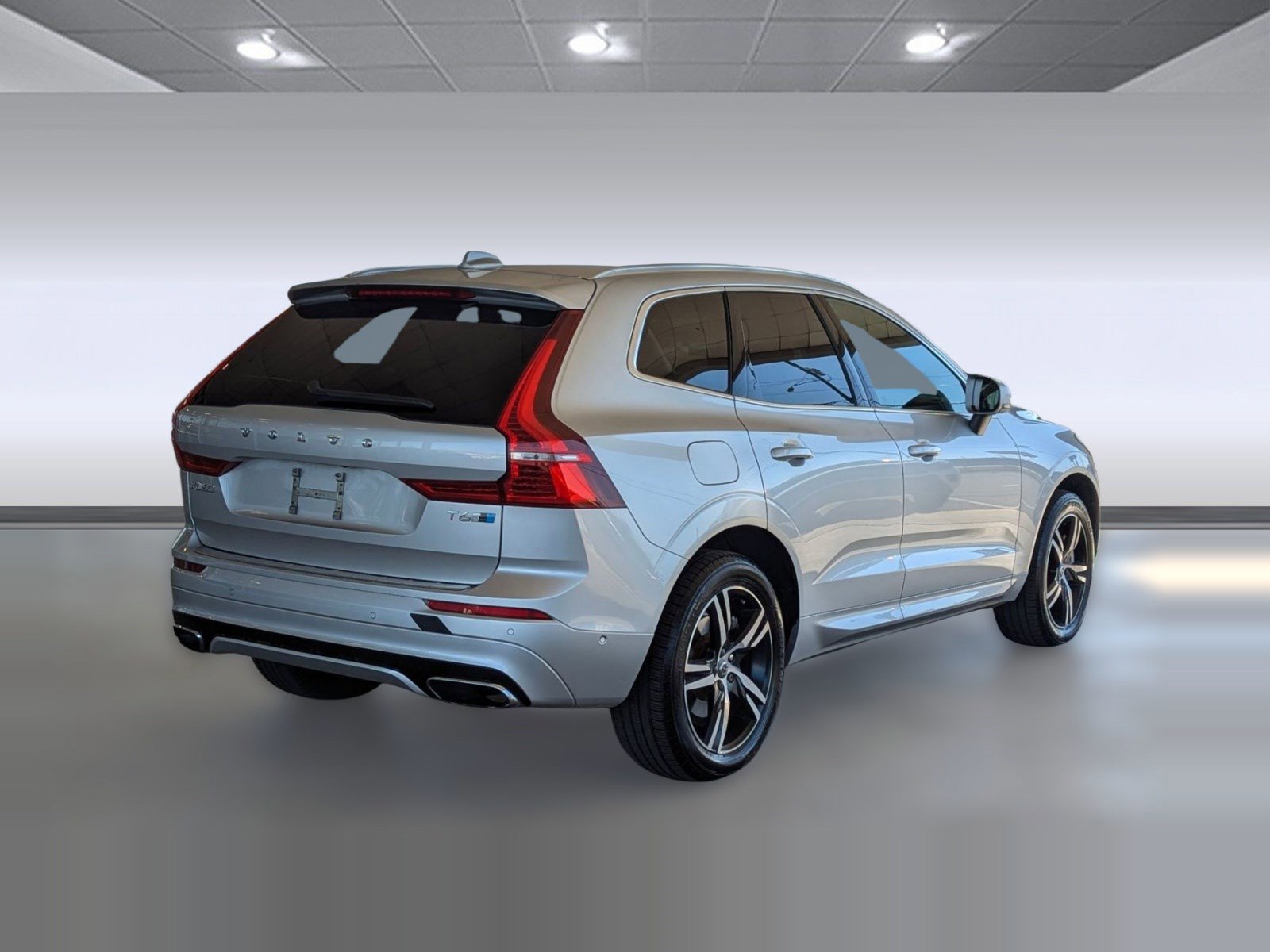 Used 2018 Volvo XC60 T6 R-Design w/ Convenience Package image 5