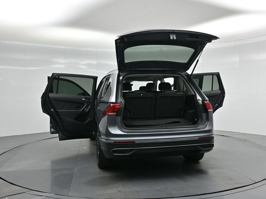 Used 2023 Volkswagen Tiguan SE w/ Panoramic Sunroof Package image 53