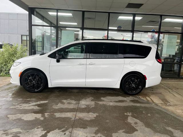 Used 2025 Chrysler Pacifica Limited FWD image 2