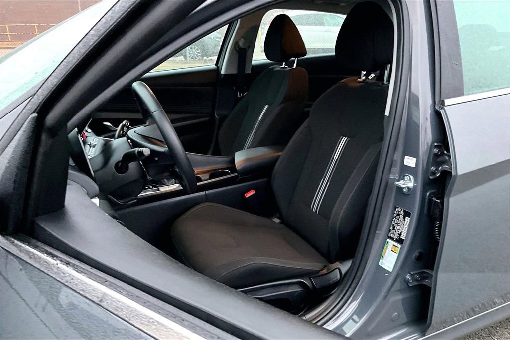 Used 2025 Hyundai Elantra SEL FWD image 24