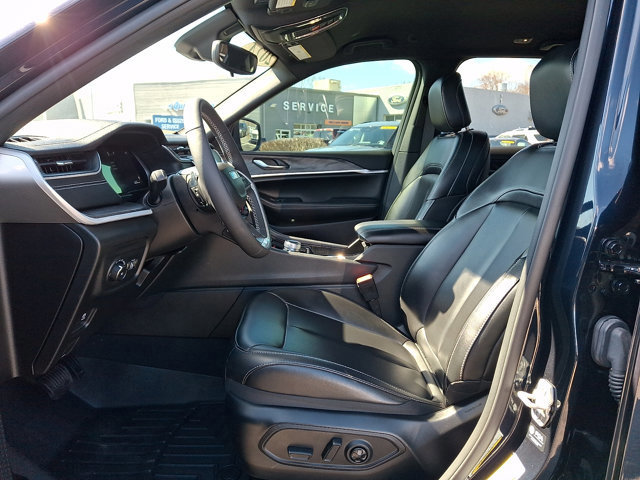 Used 2024 Jeep Grand Cherokee Limited image 19