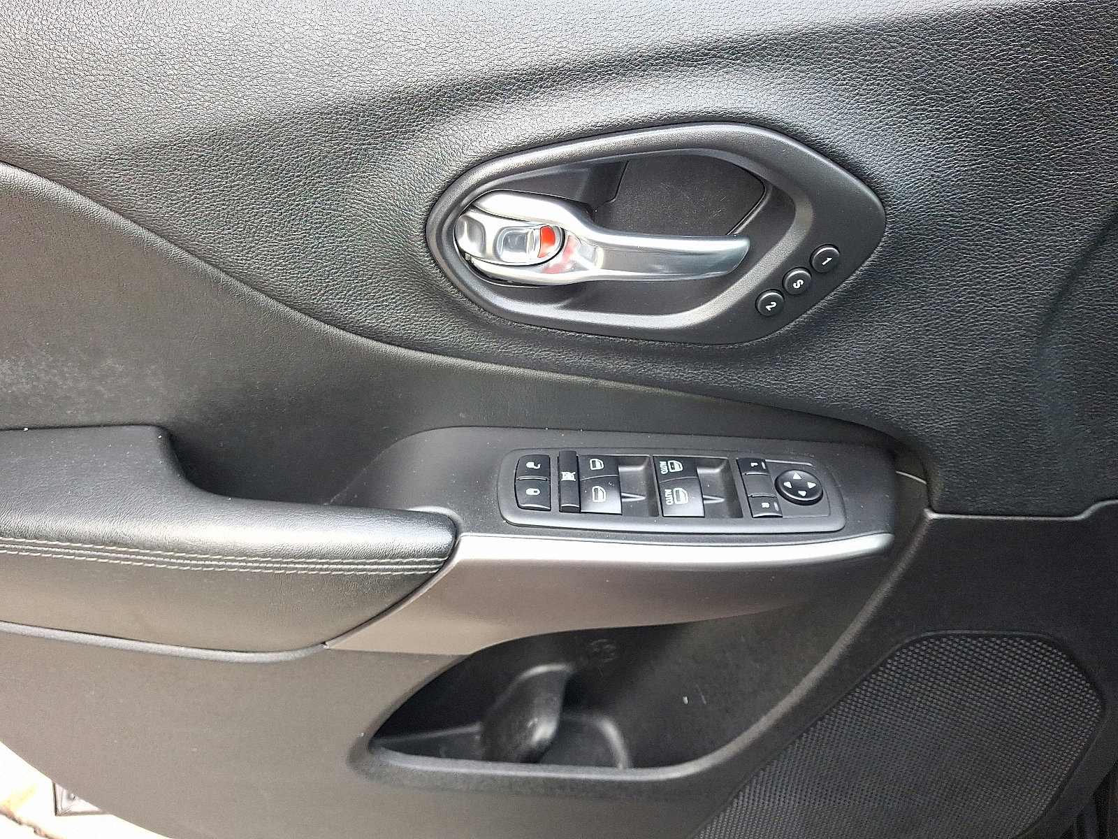 Used 2020 Jeep Cherokee Limited image 16