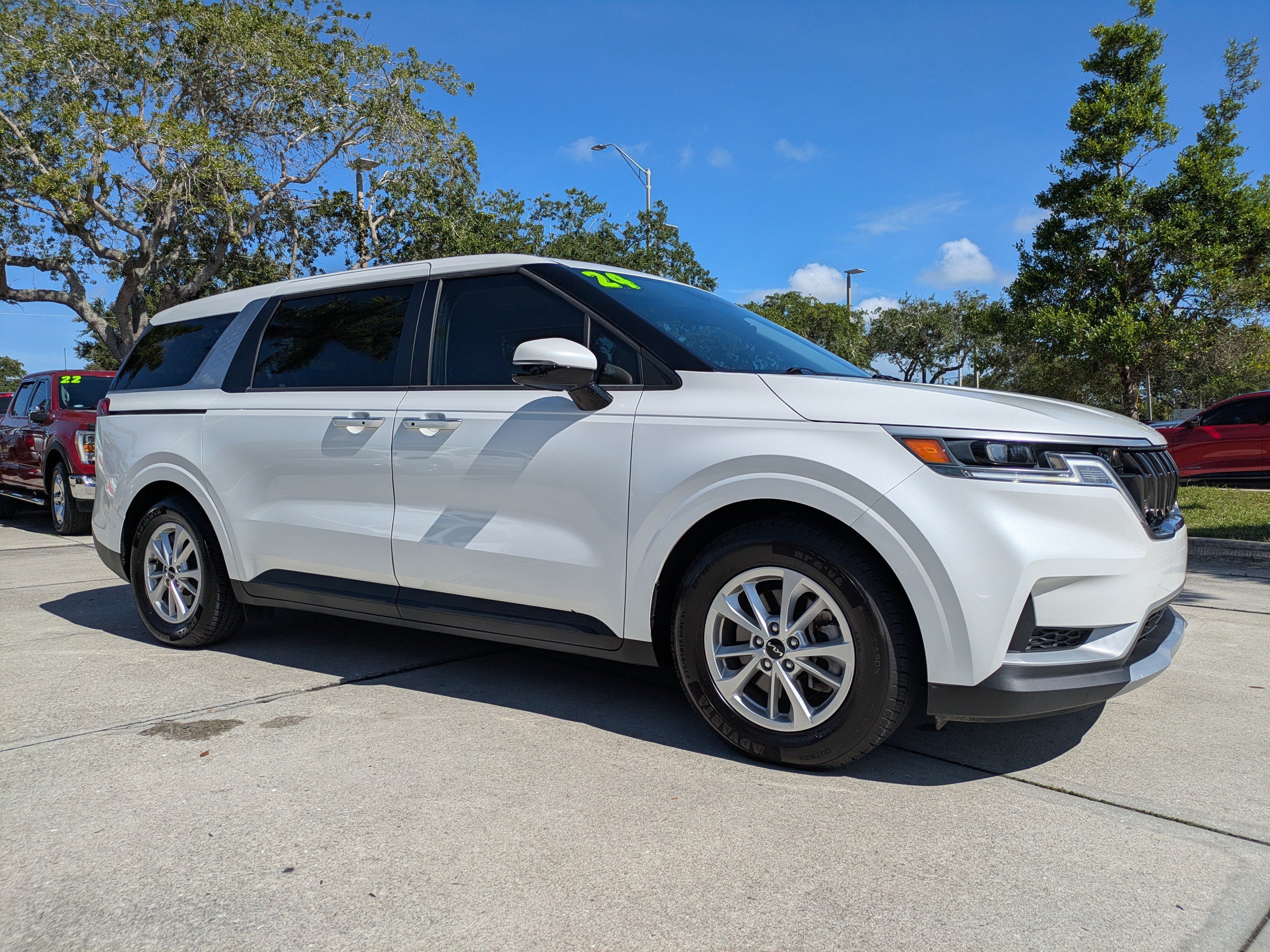 Used 2024 Kia Carnival LX FWD image 2