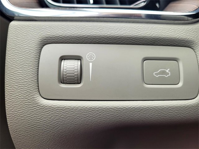 Used 2022 Volvo XC60 B5 Momentum image 20