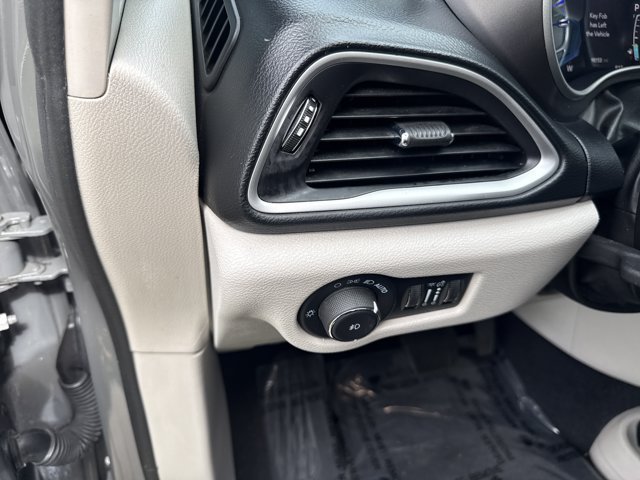 Used 2022 Chrysler Pacifica Touring-L FWD image 13