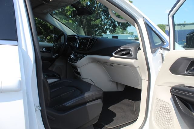 Used 2024 Chrysler Pacifica Touring-L FWD image 27