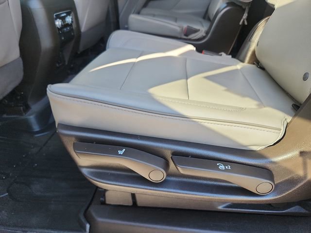 Used 2024 GMC Yukon XL SLT w/ SLT Luxury Package image 25