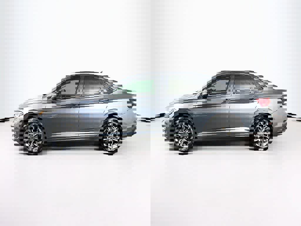 Used 2024 Volkswagen Jetta SE image 2