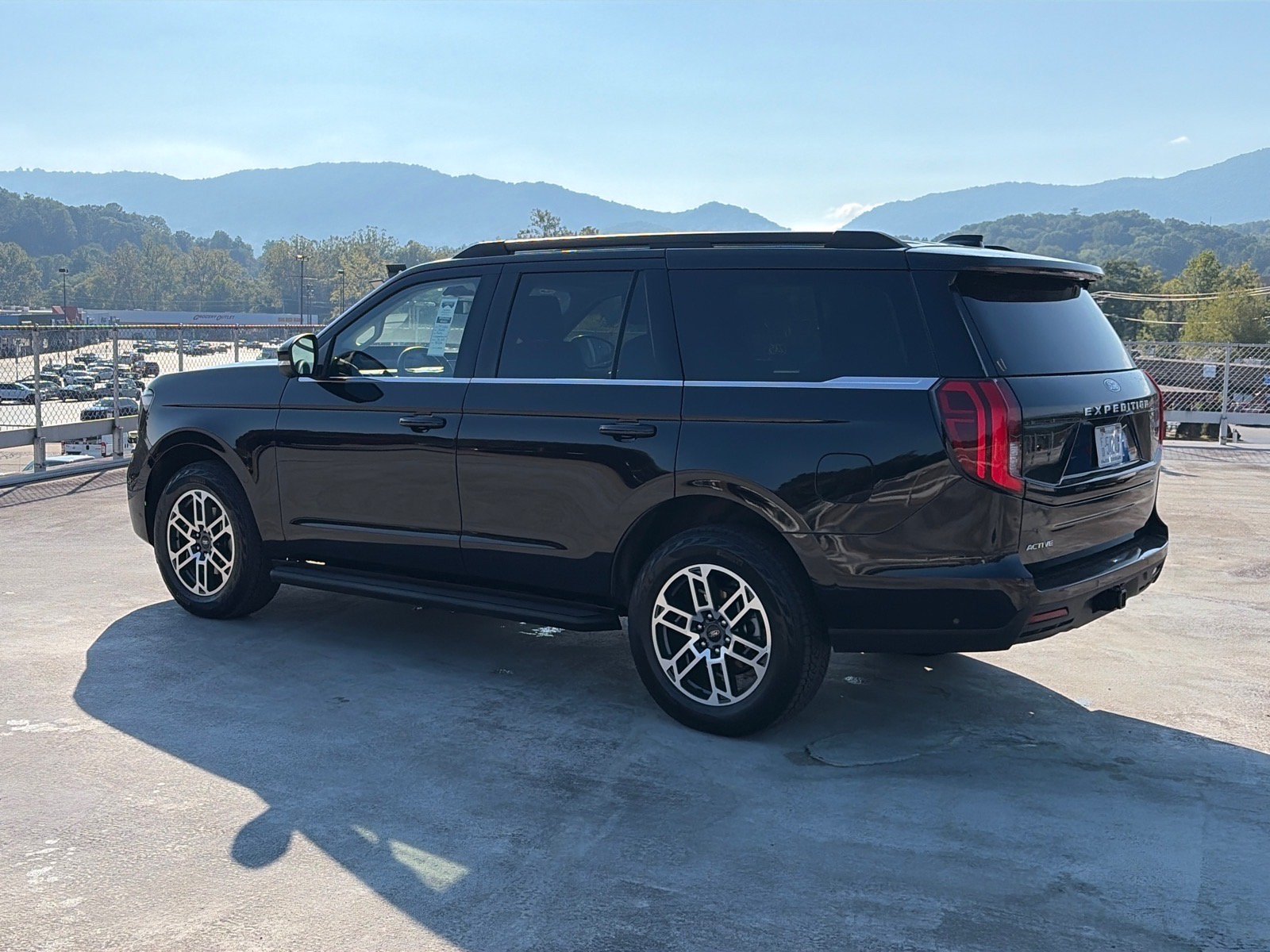 Certified 2025 Ford Expedition Active AWD/4WD image 3