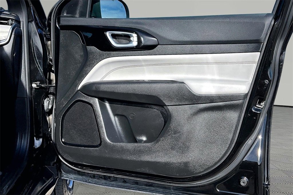 Used 2023 Jeep Compass Limited image 24