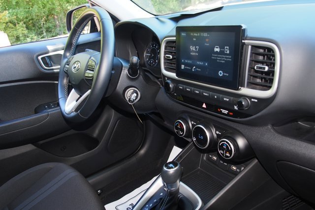 Used 2022 Hyundai Venue SEL w/ Cargo Package FWD image 10