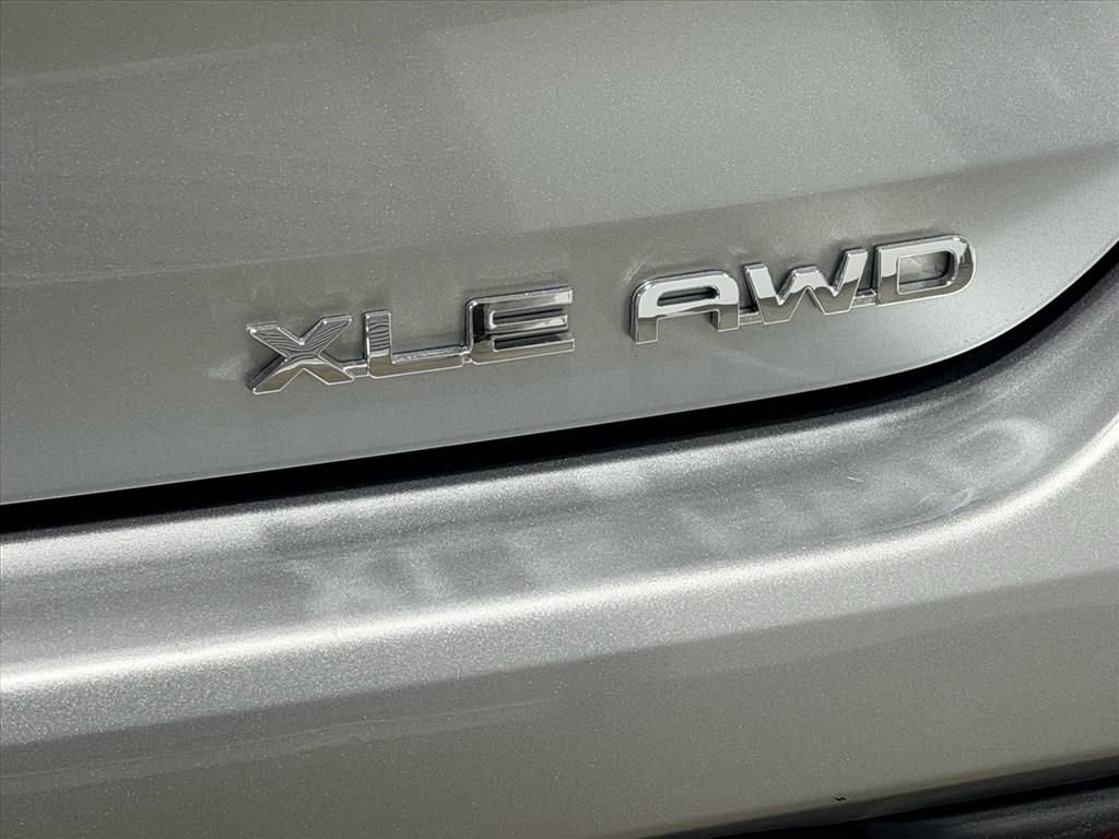 Used 2023 Toyota Highlander XLE image 17