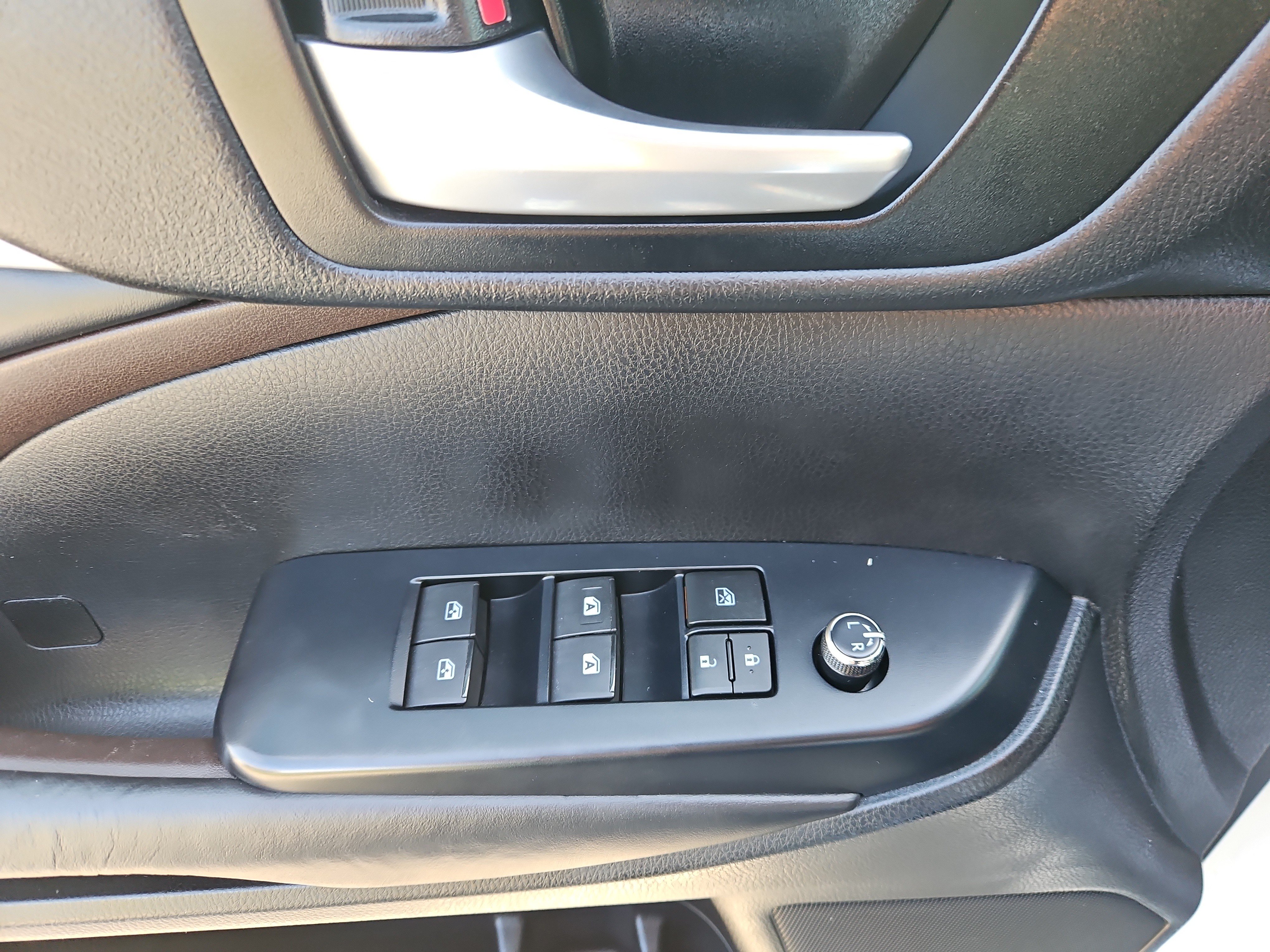 Used 2018 Toyota Highlander XLE AWD/4WD image 22