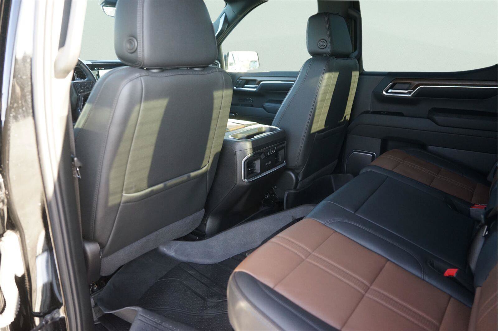 Used 2024 Chevrolet Silverado 1500 High Country w/ High Country Premium Package AWD/4WD image 12