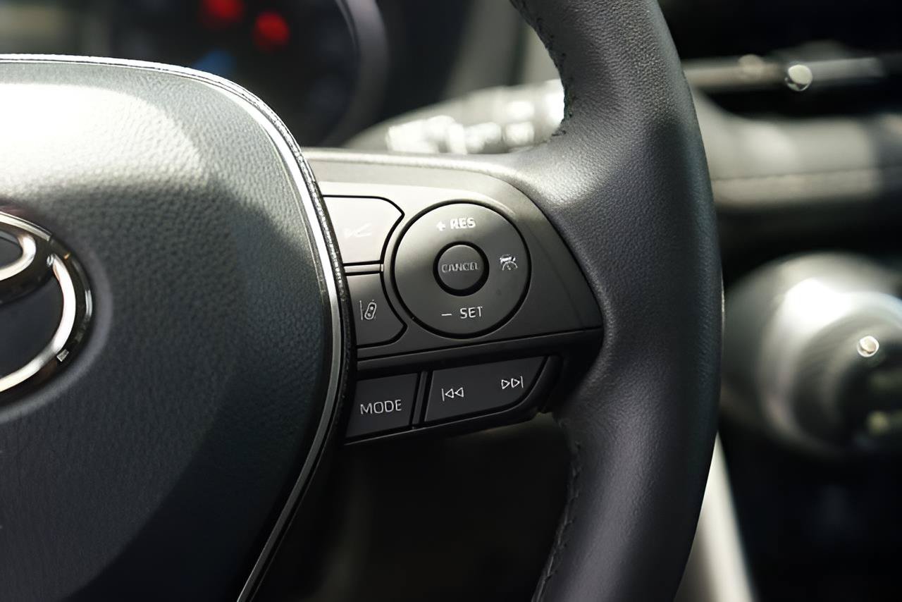 Used 2021 Toyota RAV4 XLE Premium AWD/4WD image 24