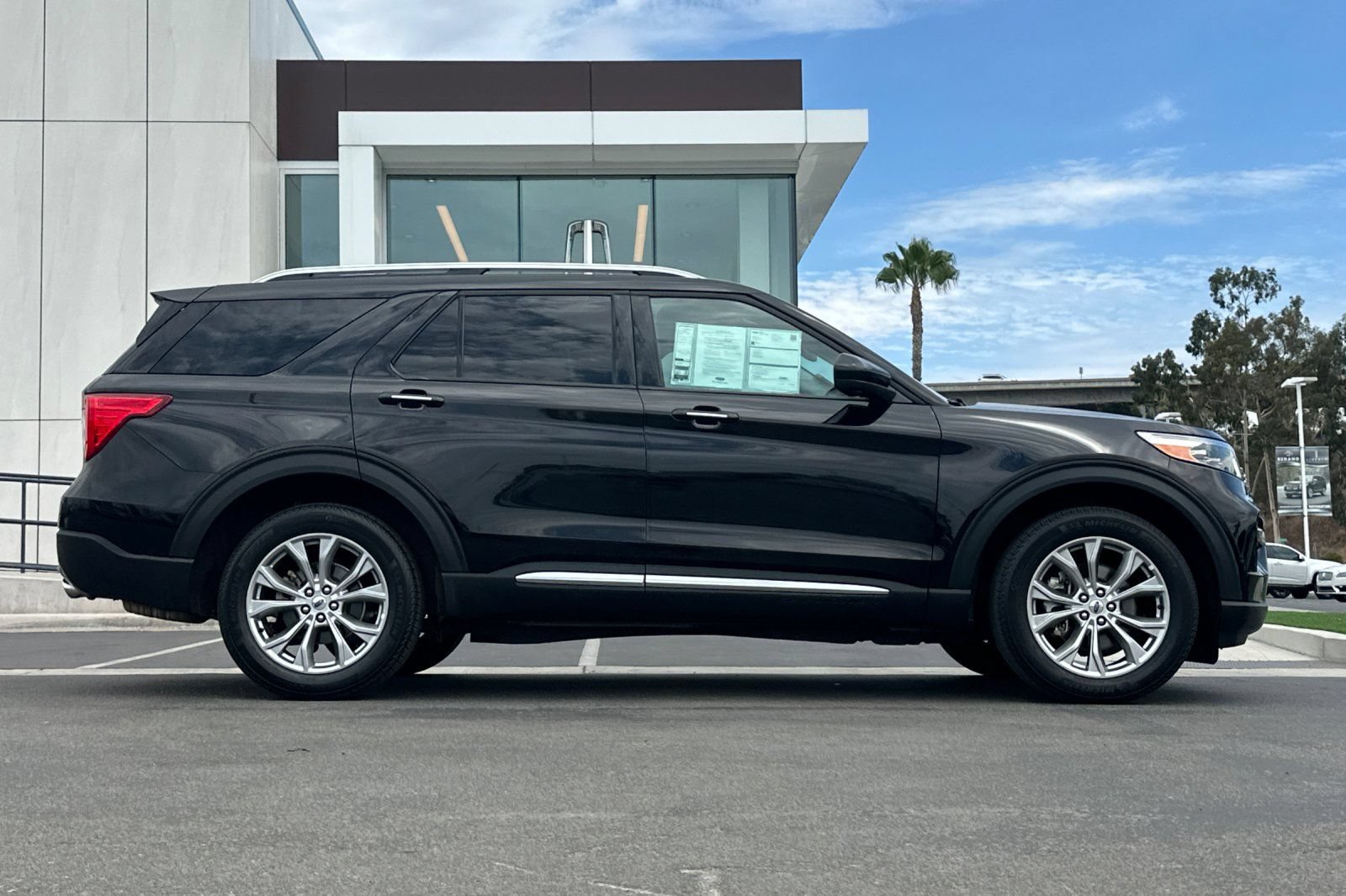 Certified 2024 Ford Explorer Limited AWD/4WD image 2