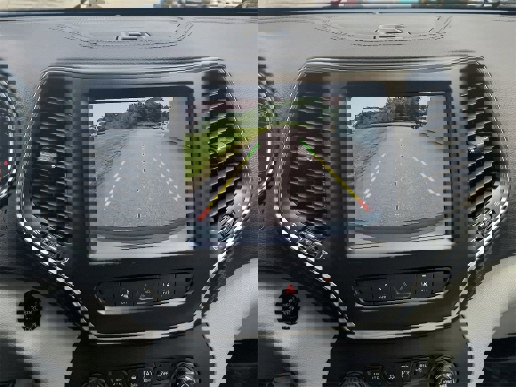 Used 2021 Jeep Cherokee Latitude Lux w/ Sun & Sound Group image 34