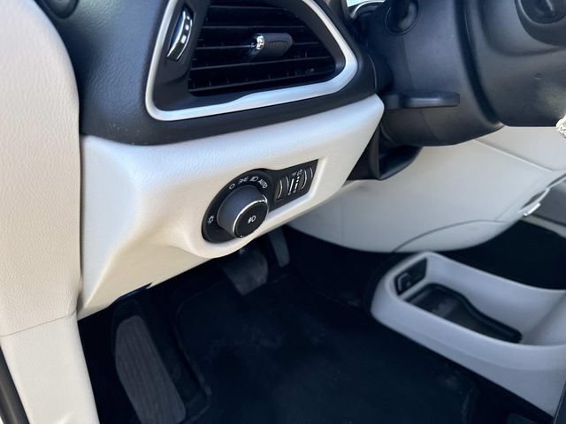 Used 2024 Chrysler Pacifica Touring-L FWD image 21