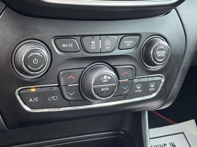 Used 2019 Jeep Cherokee Latitude Plus FWD image 27