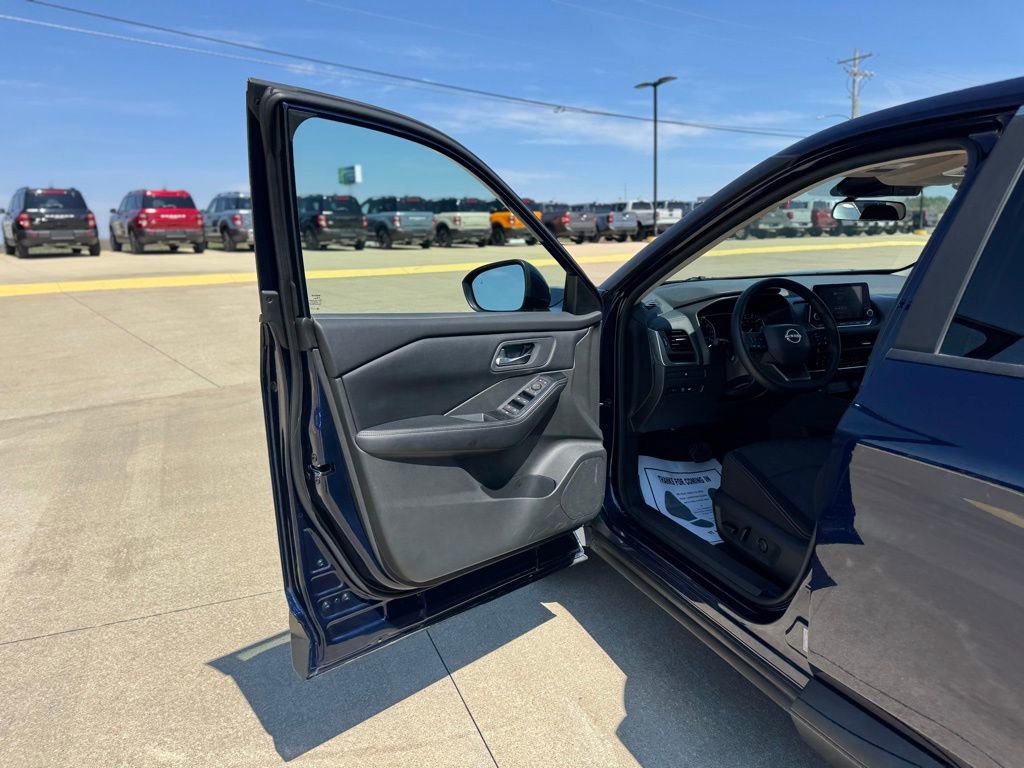 Used 2025 Nissan Rogue SV AWD/4WD image 10