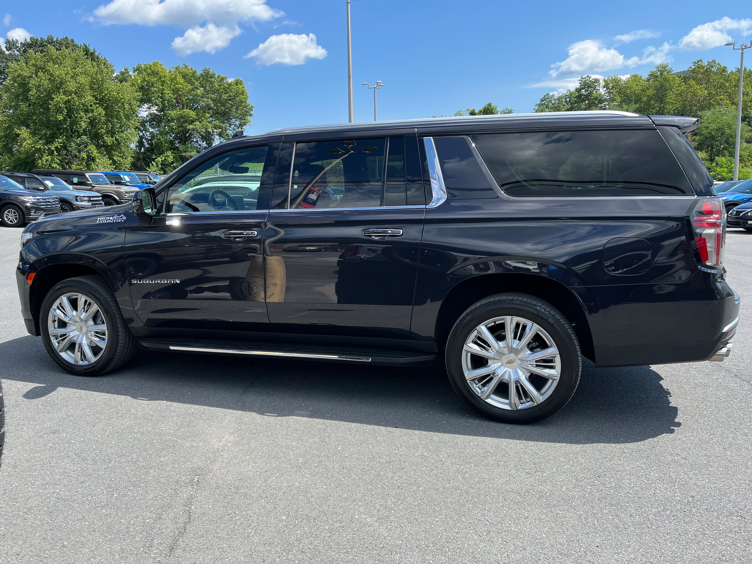 Used 2024 Chevrolet Suburban High Country AWD/4WD image 11