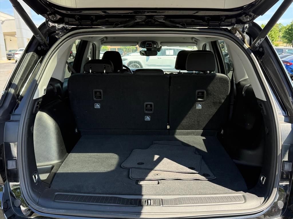 Used 2022 Jeep Grand Cherokee Laredo w/ Luxury Tech Group I RWD image 15