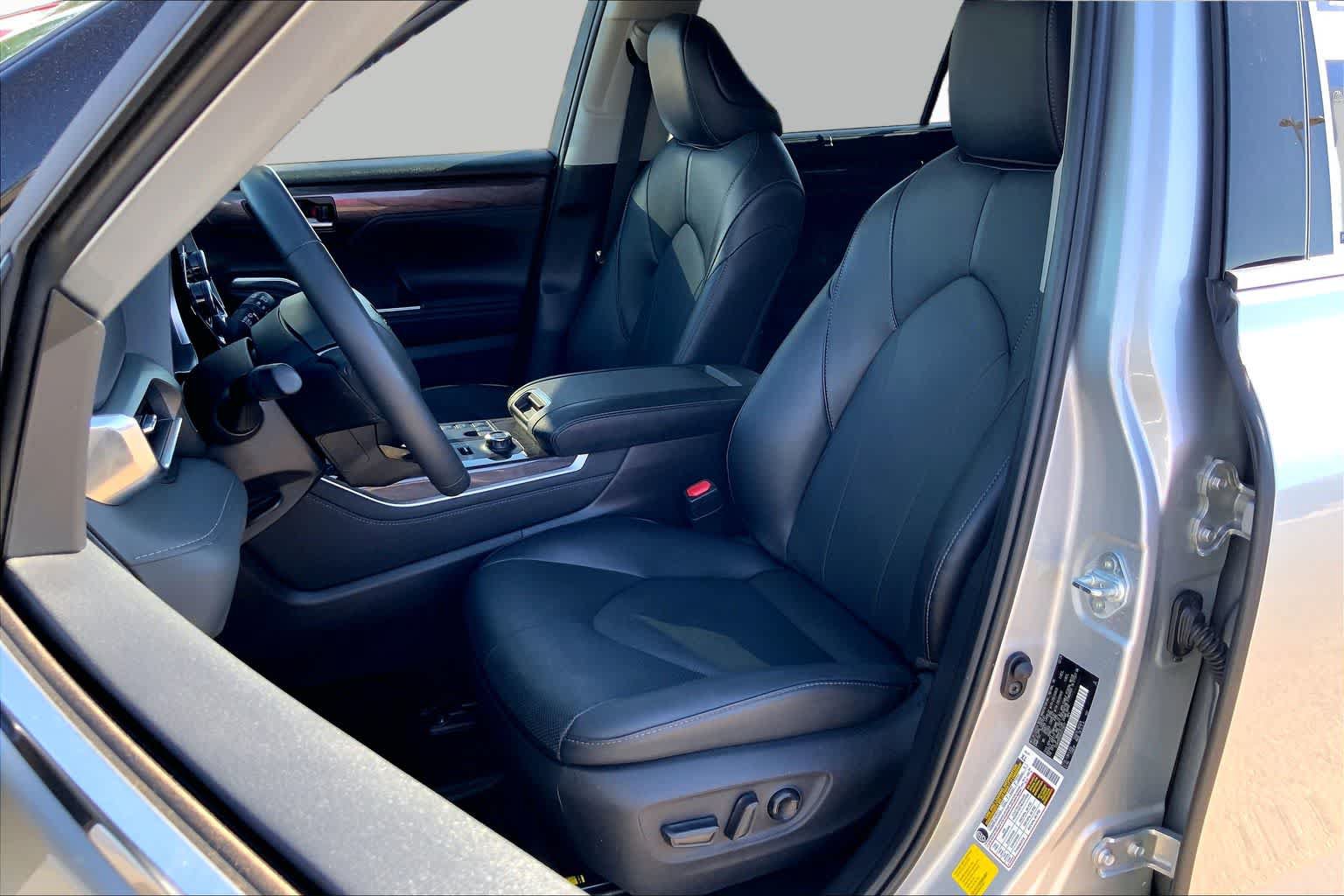 Used 2025 Toyota Highlander Limited AWD/4WD image 8