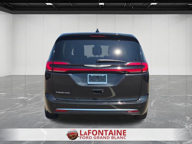 Used 2023 Chrysler Pacifica Touring-L FWD image 4