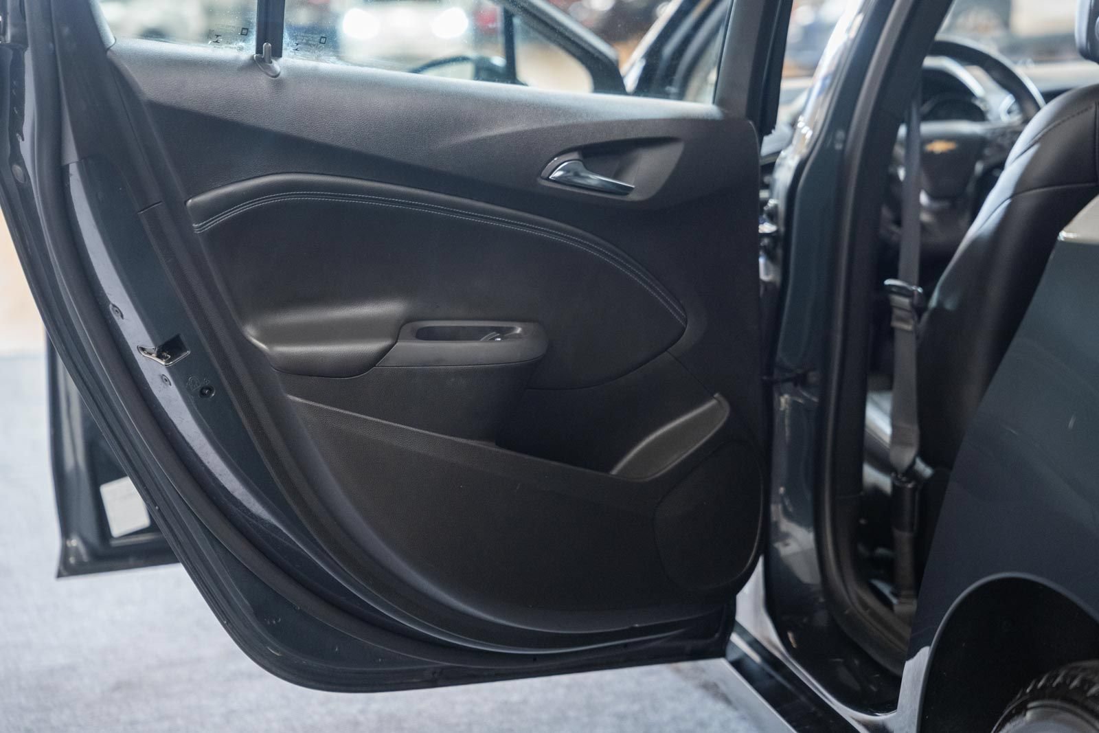 Used 2018 Chevrolet Cruze Premier FWD image 33