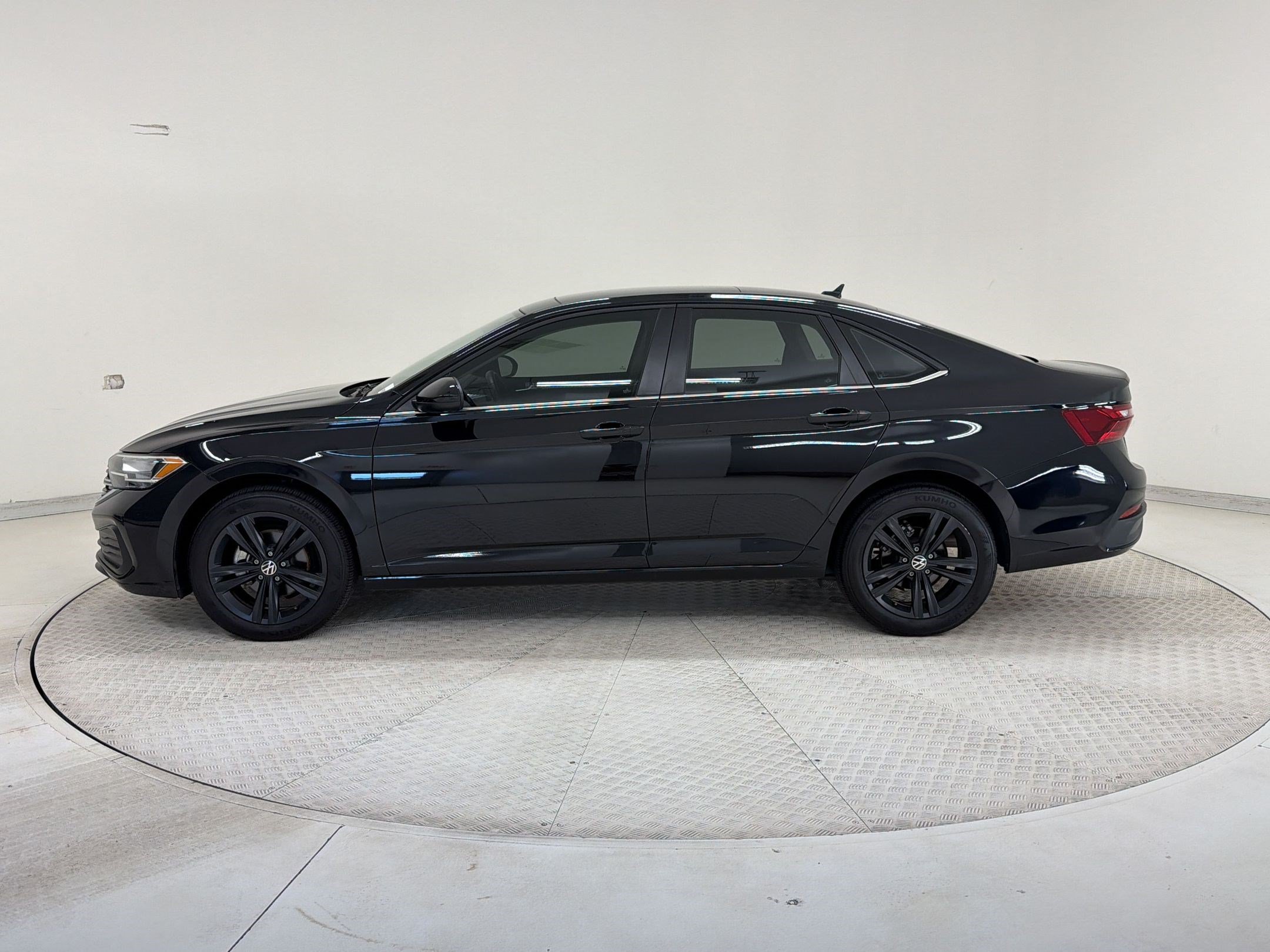 Used 2024 Volkswagen Jetta SE w/ Panoramic Sunroof Package FWD image 2