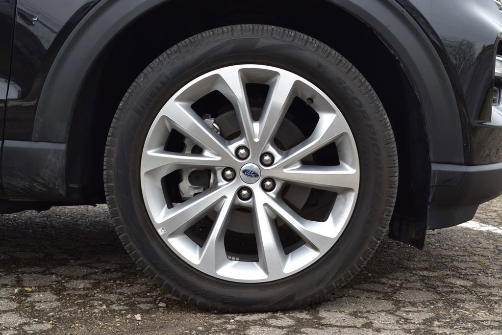 Certified 2023 Ford Explorer Platinum w/ Technology Package image 7