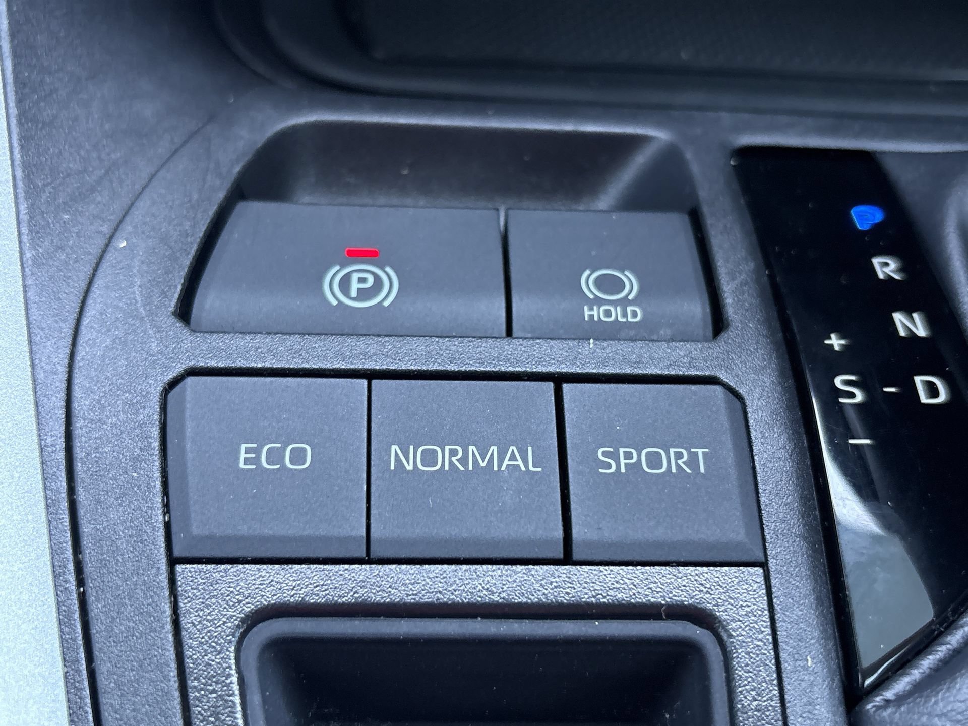 Used 2024 Toyota RAV4 LE FWD image 8