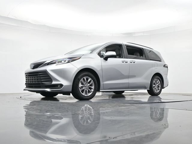 Used 2025 Toyota Sienna XLE FWD image 39