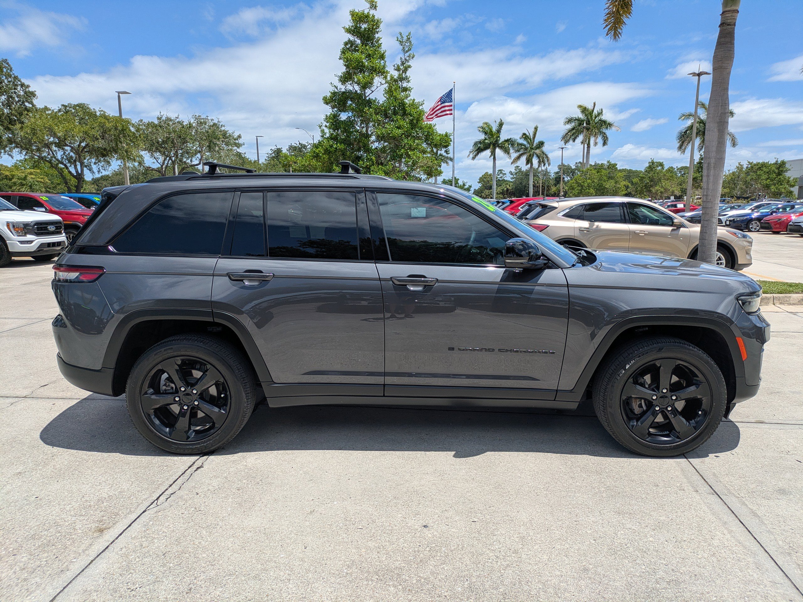 Used 2023 Jeep Grand Cherokee Altitude AWD/4WD image 3