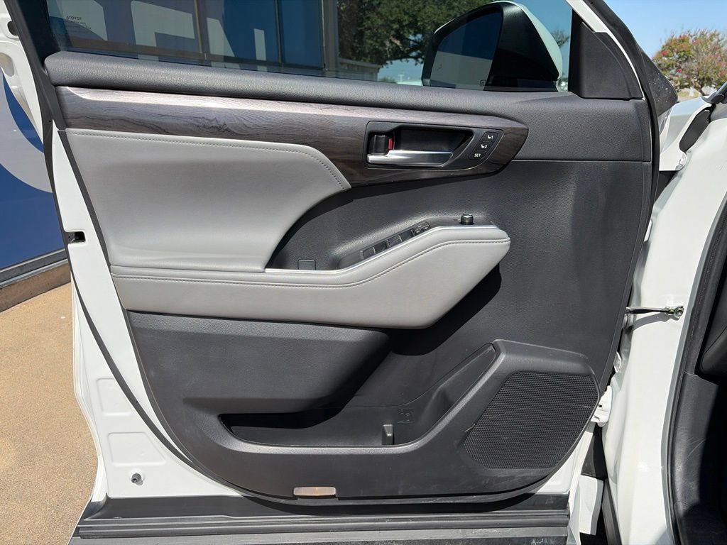 Used 2023 Toyota Highlander Limited FWD image 24