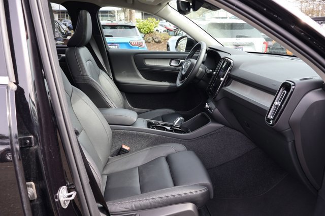 Used 2025 Volvo XC40 B5 Plus image 26