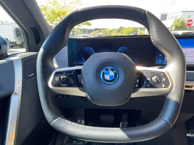 Used 2022 BMW iX xDrive50 w/ Premium Package AWD/4WD image 14