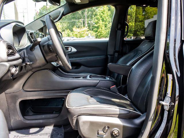 Used 2025 Chrysler Pacifica Limited FWD image 18